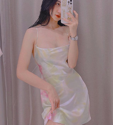 Dù đang ở nhà giãn cách xã hội nhưng Phương Thảo vẫn quyến rũ, gợi cảm không ngừng.