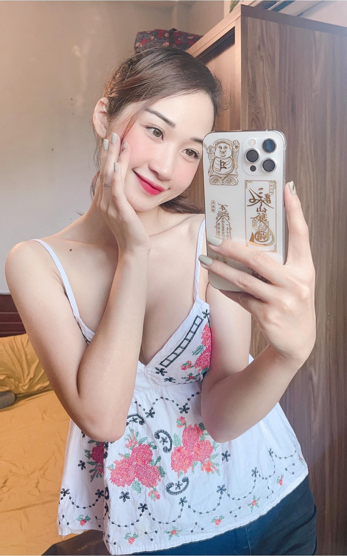 Sở hữu chiều cao nổi bật 1m65 cùng số đo 3 vòng hoàn hảo 86-64-96(cm), Phương Thảo ưa diện trang phục ôm sát cơ thể nhằm phô tối đa lợi thế hình thể.