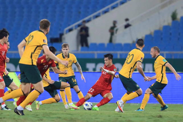 ĐT Việt Nam nhận thất bại 0-1 trước ĐT Australia, cầu thủ Thành Chung cùng toàn đội đã thi đấu lăn xả nhưng không may anh bị dính chấn thương, rời sân ở phút 75 của trận đấu.