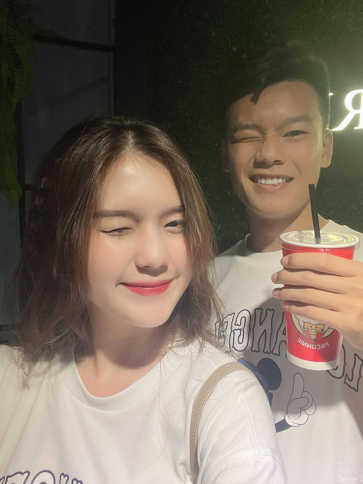 Cặp đôi cầu thủ - hot girl thời gian gần đây thường xuyên chia sẻ hình ảnh hạnh phúc bên nhau.