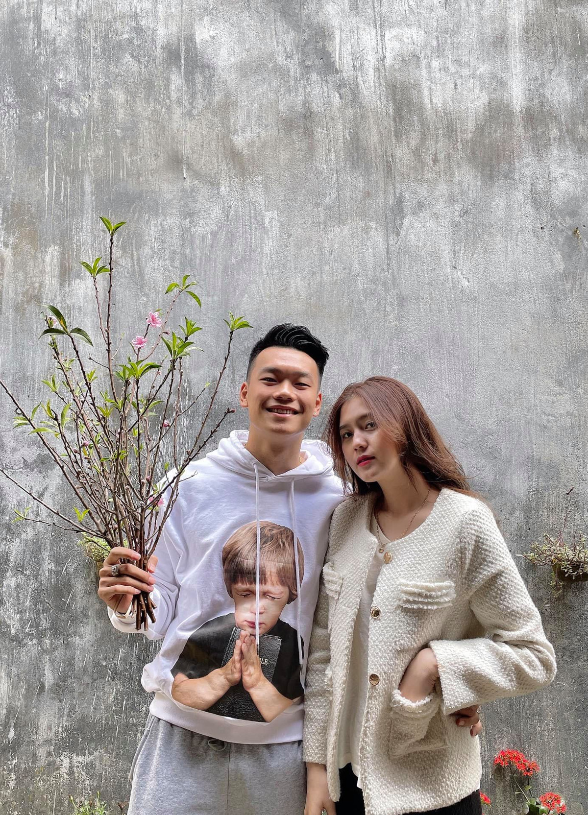 Chàng hậu vệ của đội tuyển Việt Nam cũng lập tức đáp lại, gọi bạn gái là "hậu phương vững chắc" đính kèm ký hiệu trái tim đầy tình cảm.