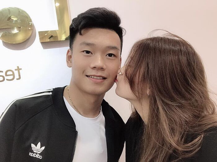 Cả hai từng dính tin đồn chia tay nhưng giờ đã quay lại. Trên trang cá nhân, Thành Chung cũng lập hẳn một thư mục để lưu giữ hình ảnh với Tố Uyên.