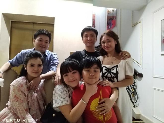 Con trai cả và con trai thứ 2 của đại gia đã lập gia đình. Nàng dâu cả Quế Long từng được nhắc đến nhiều trong đám hỏi vào tháng 5 vừa qua còn nàng dâu thứ hiếm hoi lắm mới xuất hiện.