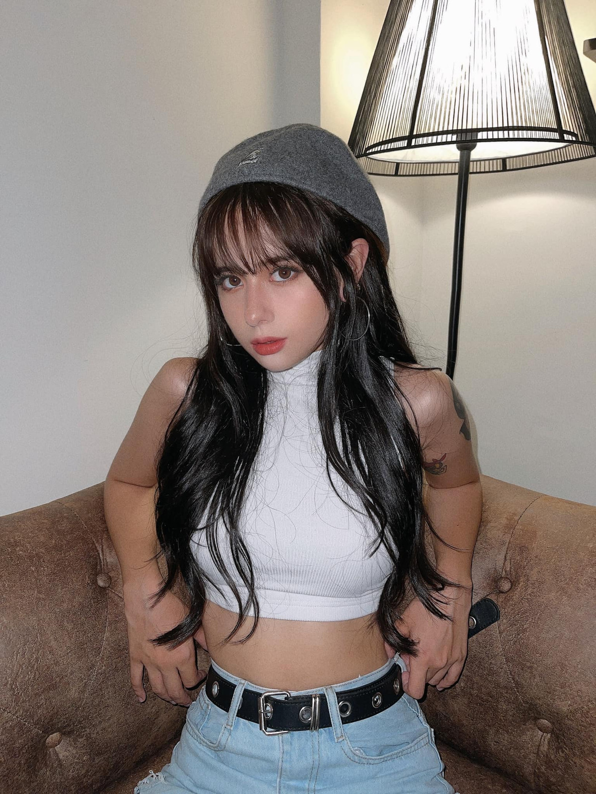 Sandra dễ dàng ấn tượng với khuôn mặt toát lên vẻ hồn nhiên, trong sáng nhưng cũng không kém phần cá tính, sành điệu.