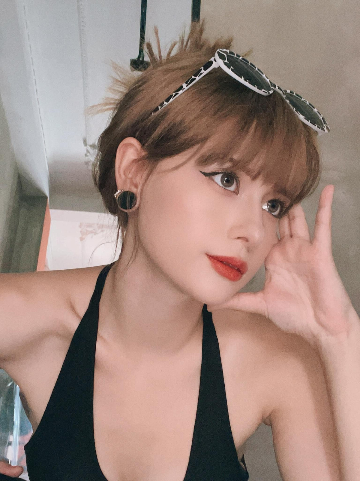 Gái xinh 10X sở hữu đôi mắt to tròn, sâu thẳm, long lanh cùng những đường nét thanh tú, sóng mũi cao, làn da trắng mịn khiến cộng đồng mạng để ý.