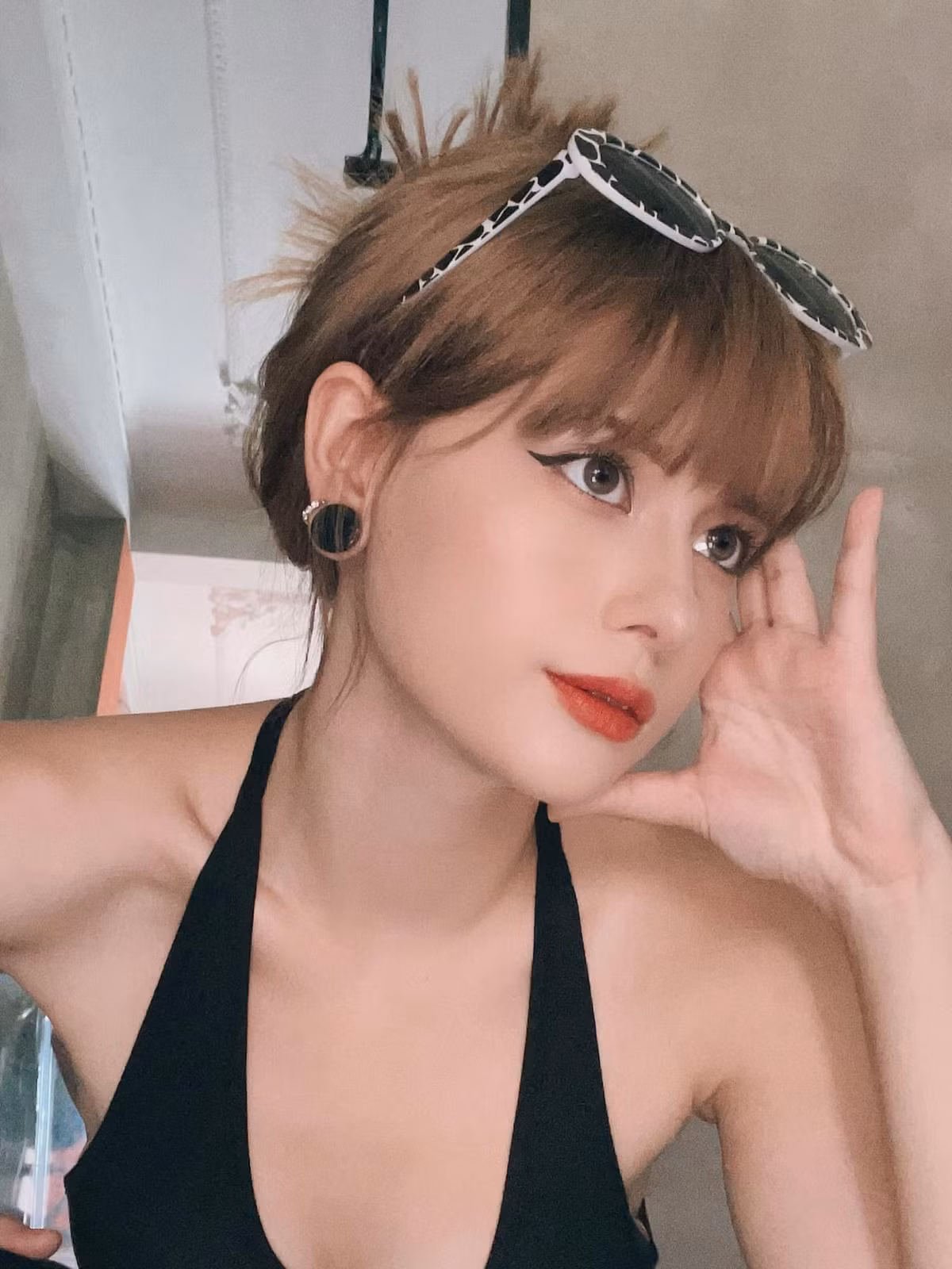 Gái xinh 10X sở hữu đôi mắt to tròn, sâu thẳm, long lanh cùng những đường nét thanh tú, sóng mũi cao, làn da trắng mịn khiến cộng đồng mạng để ý.