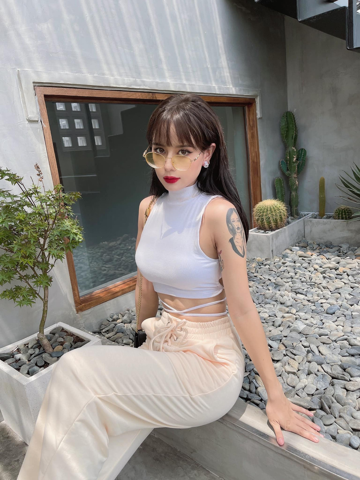 Được biết, Sandra đã có một gia đình riêng và có một cô công chúa nhỏ, chồng Sandra sinh năm 1990 và đang là thành viên nhóm rap.