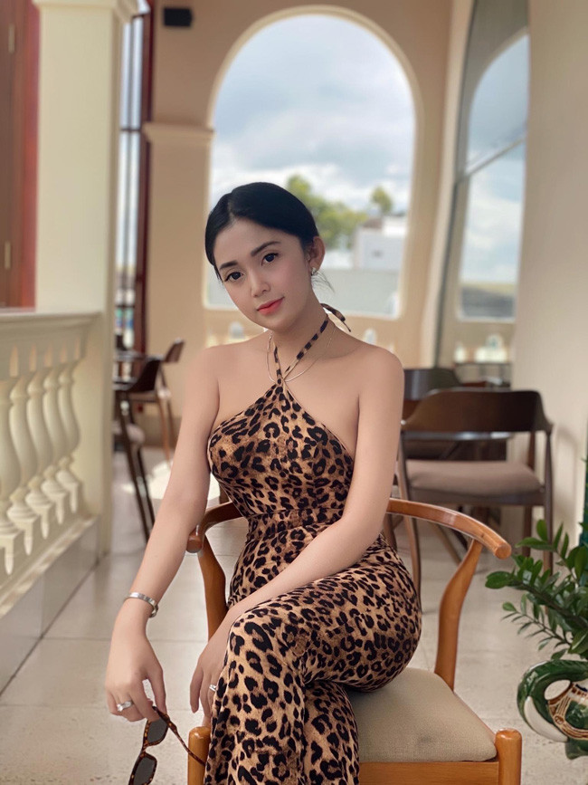 Hương Giang sở hữu gương mặt xinh xắn như búp bê, gây ấn tượng với làn da trắng nõn, mướt mát.