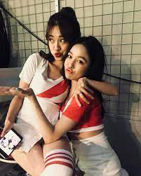 Cụ thể, Trâm Anh đã đăng trên Instagram cá nhân một hình ảnh kèm caption ý nói nàng đang gặp áp lực đến từ chính những người bạn của mình khi tham gia Nóng cùng World Cup.