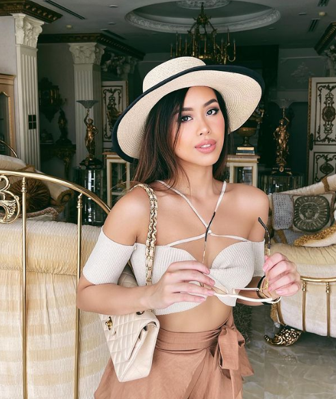 Rich kid này luôn nổi tiếng với thần thái chuẩn ái nữ nhà hào môn, đặc biệt là luôn xuất hiện với hình ảnh rạng rỡ, dát đồ hiệu từ trên xuống dưới.