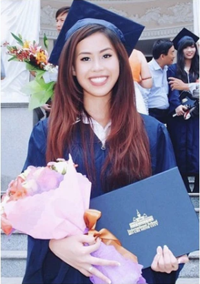 Hình ảnh tốt nghiệp của nữ rich kid cũng cho thấy thần thái con nhà giàu vốn có, dù thời điểm bấy giờ cô nàng khá giản dị, mộc mạc.