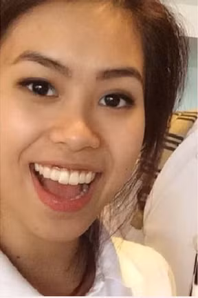 Mặc dù chỉ diện đồng phục với gương mặt mộc, Tiên Nguyễn vẫn dư sức toả sáng với thần thái chuẩn con nhà giàu của mình.