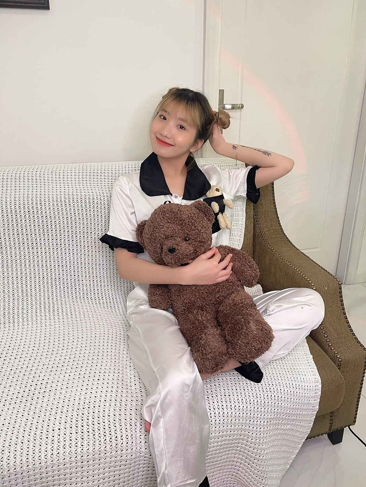 Mới chỉ hơn 17 tuổi, Khánh Huyền không ít lần khiến fan đòi tẩy chay vì phong cách thời trang hớ hênh, không phù hợp.