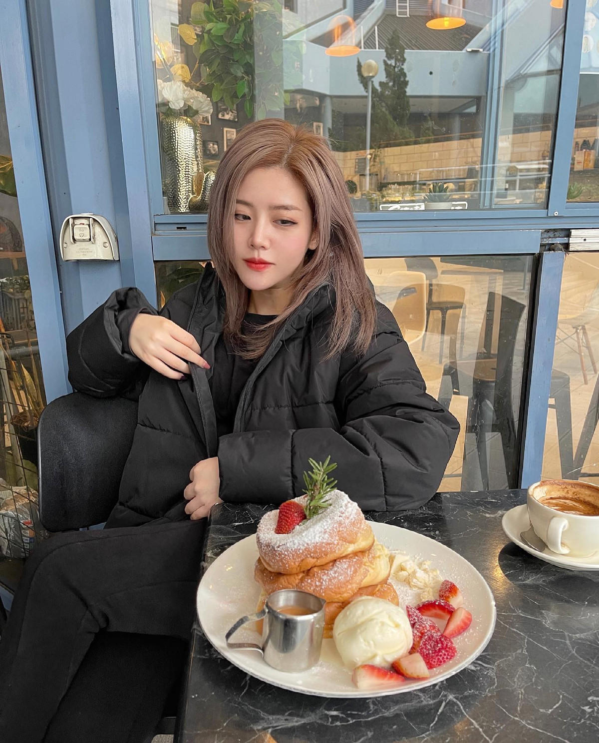 Em gái Ông Cao Thắng thường lựa chọn những trang phục khá "kín cổng cao tường", thỉnh thoảng mới thấy cô nàng gợi cảm một chút.