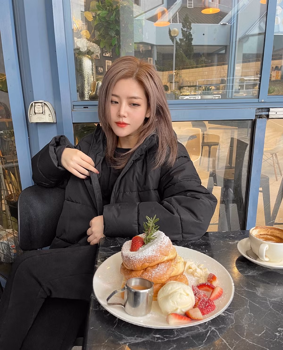 Em gái Ông Cao Thắng thường lựa chọn những trang phục khá "kín cổng cao tường", thỉnh thoảng mới thấy cô nàng gợi cảm một chút.