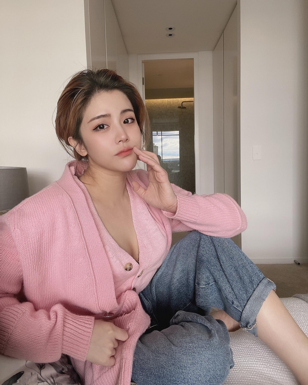 Bên cạnh nhan sắc, nhiều người cũng chú ý đến vòng 1 lấp ló ở lớp áo len của gái xinh 32 tuổi này.