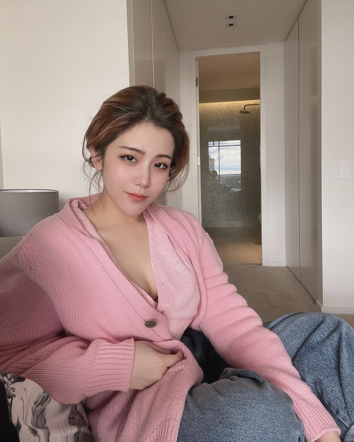 Hình ảnh mới được Ông Thoại Liên chia sẻ trên trang cá nhân là một ví dụ điển hình về sức hút của cô nàng. Dù đang ở nhà, mặc quần áo khá đơn giản, chẳng trang điểm cầu kì nhưng Ông Thoại Liên vẫn khiến netizen ngắm mãi không thôi.