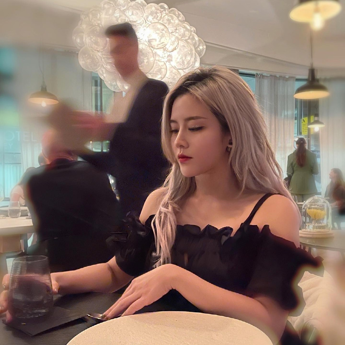 Trên trang cá nhân, cô thường xuyên xuất hiện trong các bộ trang phục, phụ kiện đến từ loạt thương hiệu đình đám thế giới.