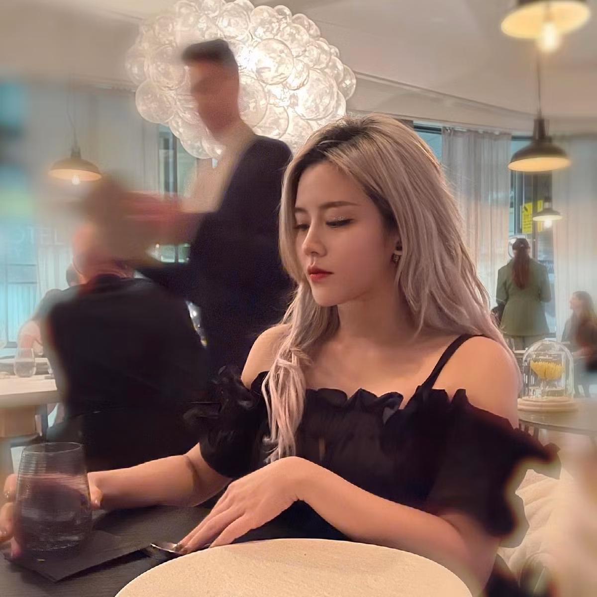 Trên trang cá nhân, cô thường xuyên xuất hiện trong các bộ trang phục, phụ kiện đến từ loạt thương hiệu đình đám thế giới.