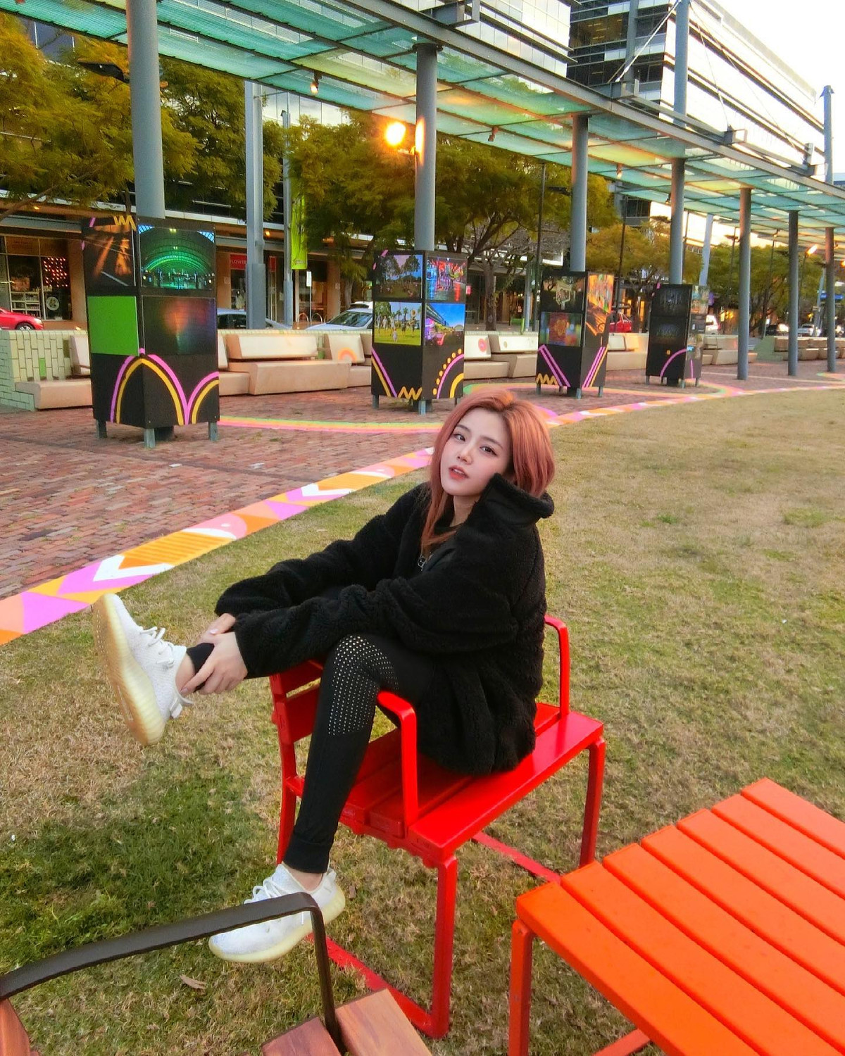 Cô nàng khiến cư dân mạng ghen tị khi liên tục khoe những chuyến du lịch sang chảnh, sắm vô số đồ hiệu, check-in ở nơi dành cho người lắm của nhiều tiền.