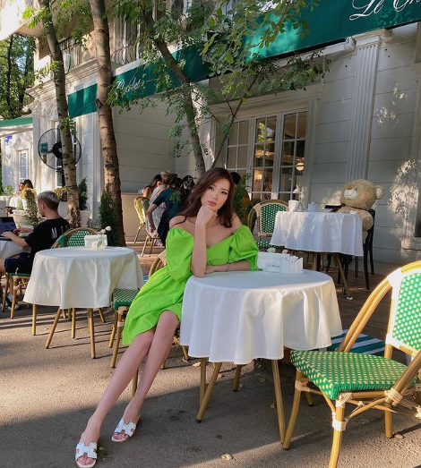 Có sự can thiệp của công nghệ thẩm mỹ nên môi, mũi và cằm Sabina Altynbekova dường như không còn tự nhiên như trước.