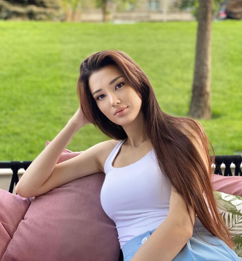 Được biết, bố của Sabina là VĐV trượt tuyết, còn mẹ là VĐV điền kinh. Dù gia đình có truyền thống thể thao nhưng mẹ của cô lại không muốn con mình đi theo học luật.