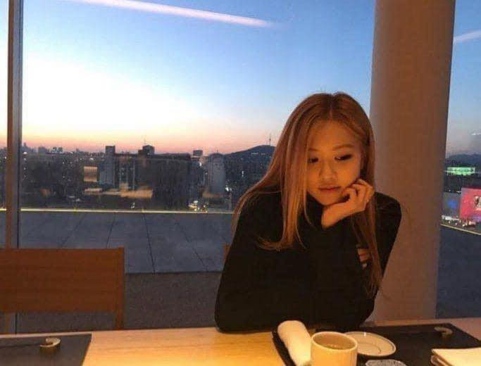 Vừa được học online lại được ngồi ăn cùng ngôi sao nổi tiếng thế này thì còn gì bằng.