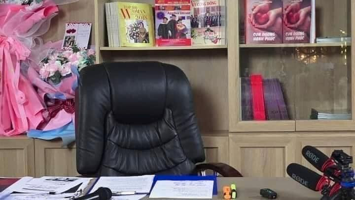 Ấn tượng nhất có lẽ là hình chiếc ghế chủ tịch của nữ streamer giàu nhất Việt Nam - Nguyễn Phương Hằng, nếu như sử dụng hình nền này chắc hẳn bạn sẽ nổi khắp MXH. Ảnh: Tổng hợp