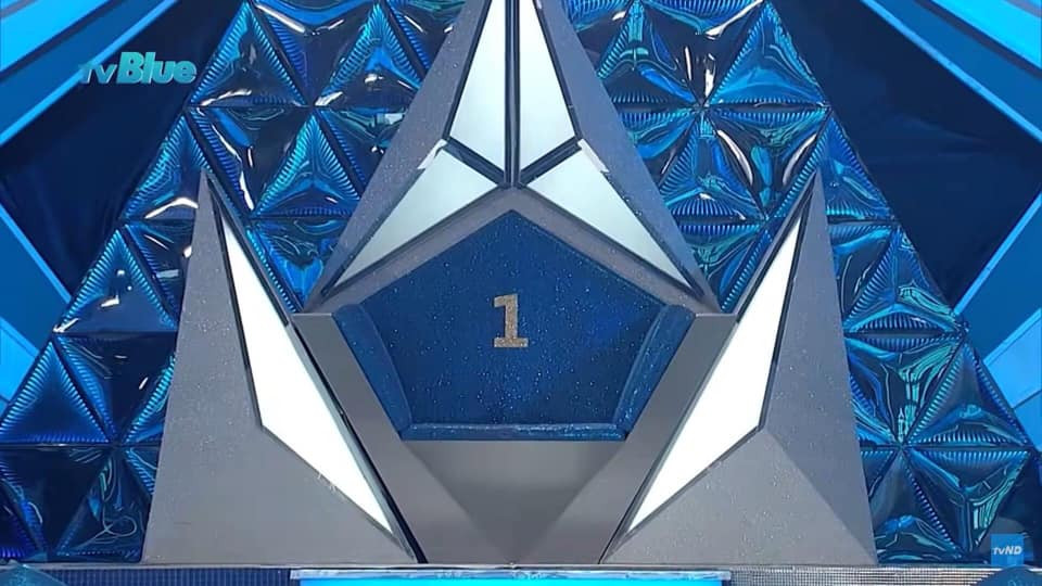 Để tăng hứng thú cho việc học trực tuyến này, cộng đồng mạng đã đưa ra nhiều ý tưởng để Gen Z có thể "đánh bay" cơn buồn ngủ của mình, bằng cách thay đổi hình nền trong lớp học online.