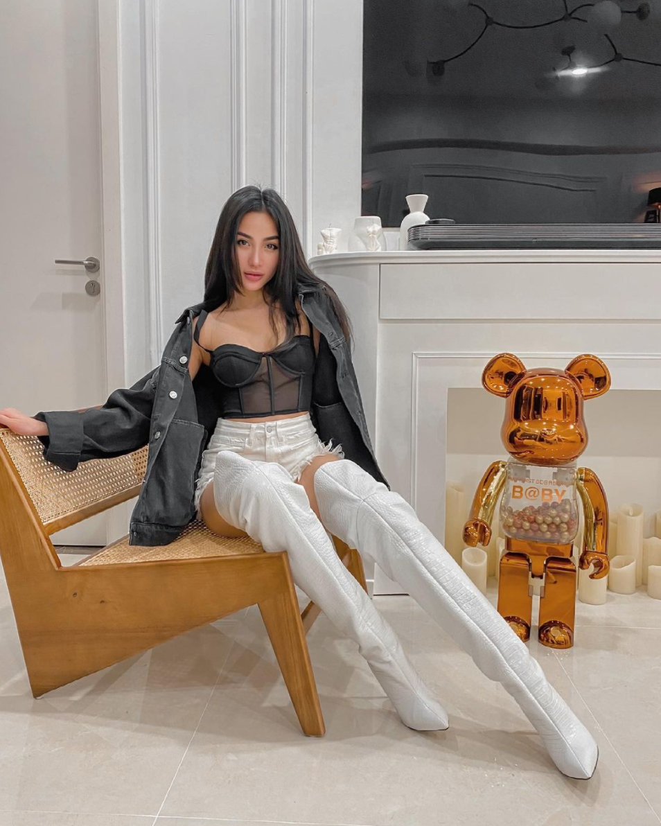 Sau ly hôn, tháng 10/2018 hot mom thông báo tái hôn với bạn trai là Việt kiều. Anh tên Quang, mang quốc tịch Canada, kém cô 1 tuổi.