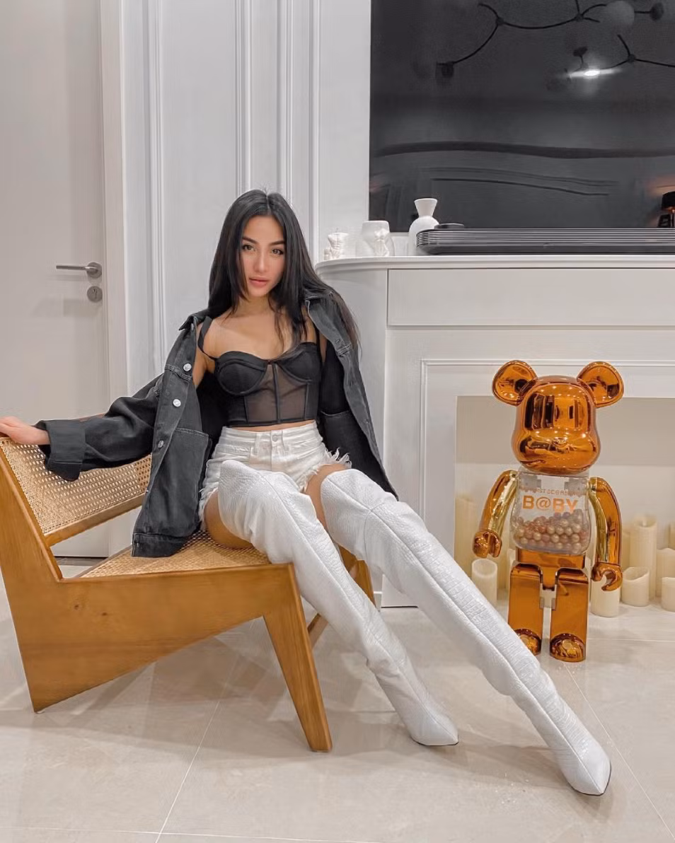 Sau ly hôn, tháng 10/2018 hot mom thông báo tái hôn với bạn trai là Việt kiều. Anh tên Quang, mang quốc tịch Canada, kém cô 1 tuổi.