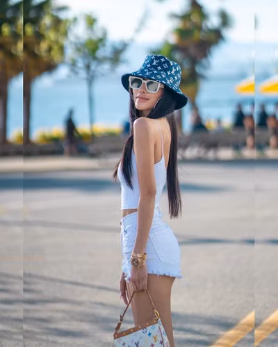 Cách đây không lâu, cô cũng khoe được chồng tặng chiếc xe Mercedes-AMG G 63, có giá gần 11 tỷ đồng (theo niêm yết của hãng). Ảnh: Tổng hợp