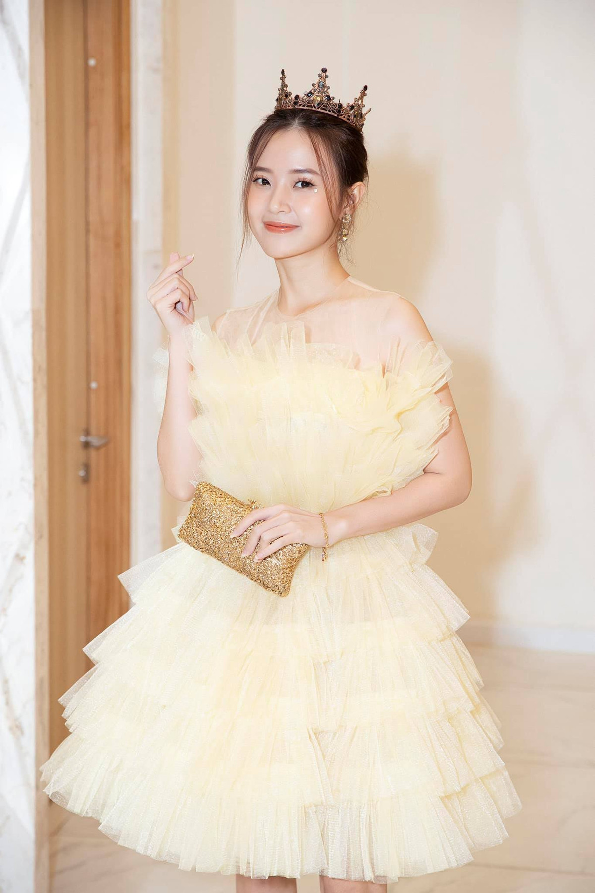 Là một trong những mỹ nhân sở hữu gương mặt xinh đẹp, 3 vòng đâu ra đấy, thời gian qua Midu thỉnh thoảng chiêu đãi fans bằng những bức ảnh khoe trọn đường cong cơ thể.