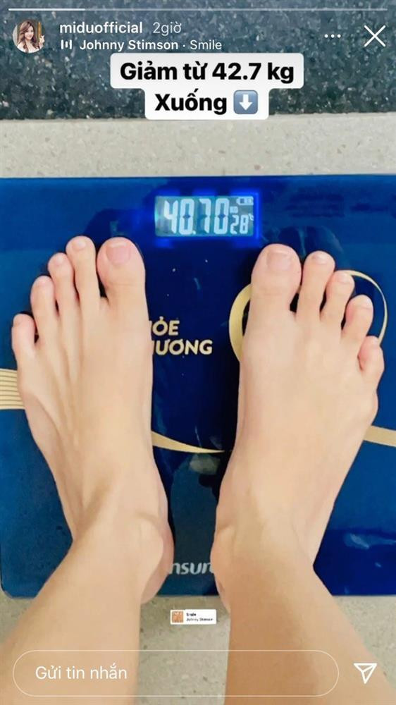 Trong thời gian ở nhà giãn cách xã hội mùa dịch, hot girl đời đầu từng khiến cư dân mạng hoang mang một phen khi khoe cân nặng vỏn vẹn 40,10kg. Midu cho biết trong thời gian này cô đã bị sút cân.
