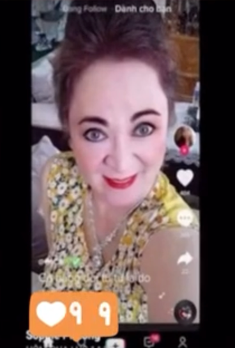 Trước đó bà Phương Hằng nhiều lần bị netizen tấn công như bị ghép ảnh, photoshop méo mó cả thân hình,...