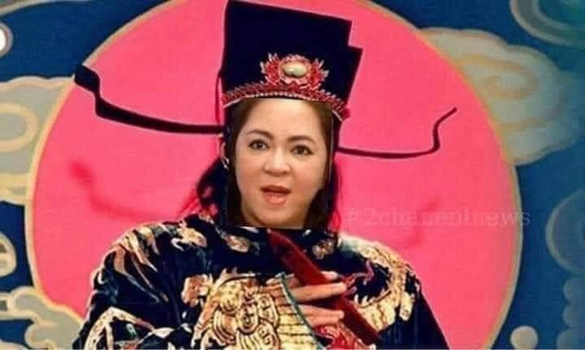 Với thái độ bình thản, bà Phương Hằng đã nói nhân viên lưu lại, đợi khoe luôn cho netizen xem một thể. Nữ CEO nghìn tỷ này khẳng định: "Hỏi tui giàu không - dám nói không hông? Hỏi tui đẹp không - dám nói không hông? Đây, quý vị coi tui đẹp tới mức này nè".