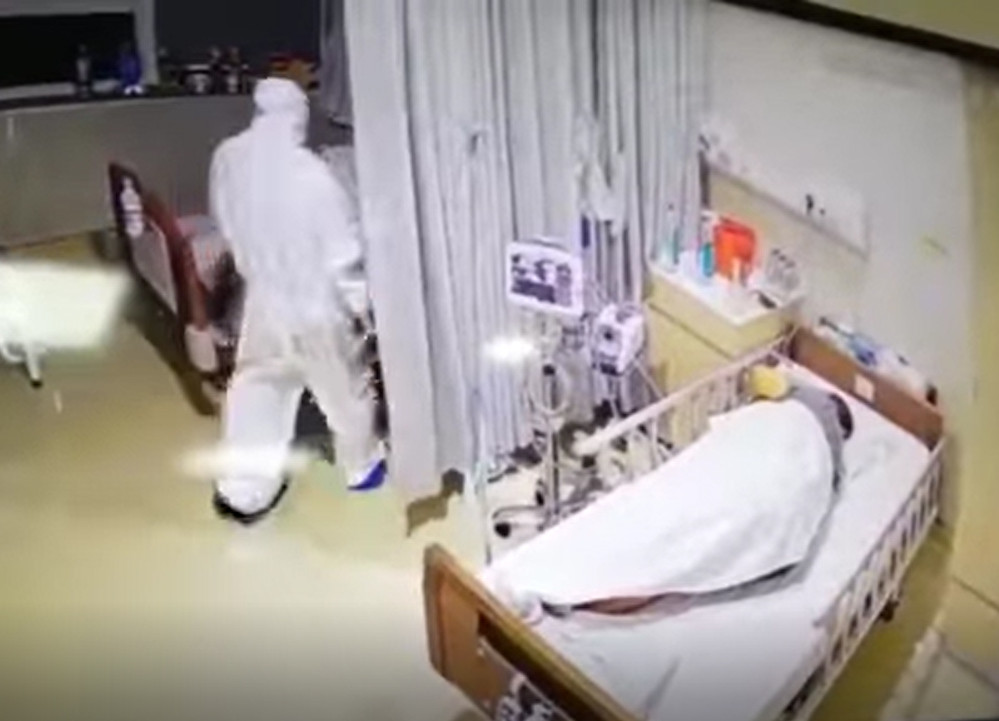 Mới đây trên MXH xuất hiện đoạn clip ghi lại cảnh bác sĩ đang thăm bệnh nhân nhiễm COVID-19, ngay lập tức video trở thành chủ đề được đông đảo mọi người quan tâm.