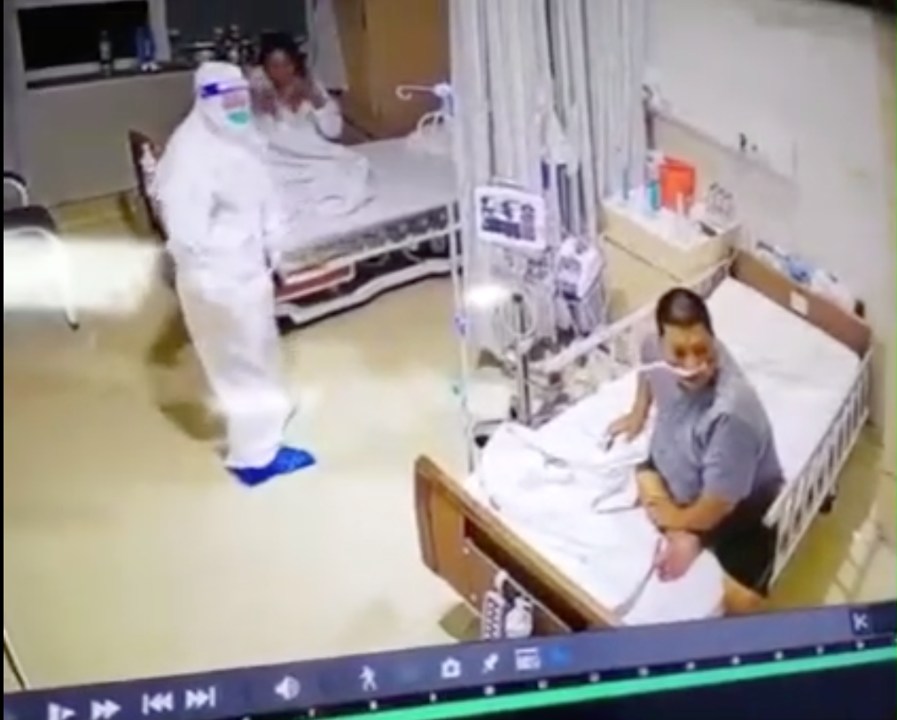 Đoạn clip hài hước này hiến ngay cả những y bác sĩ ở phòng khác cũng chạy ùa vào "hóng" rồi ôm bụng cười ngặt nghẽo.
