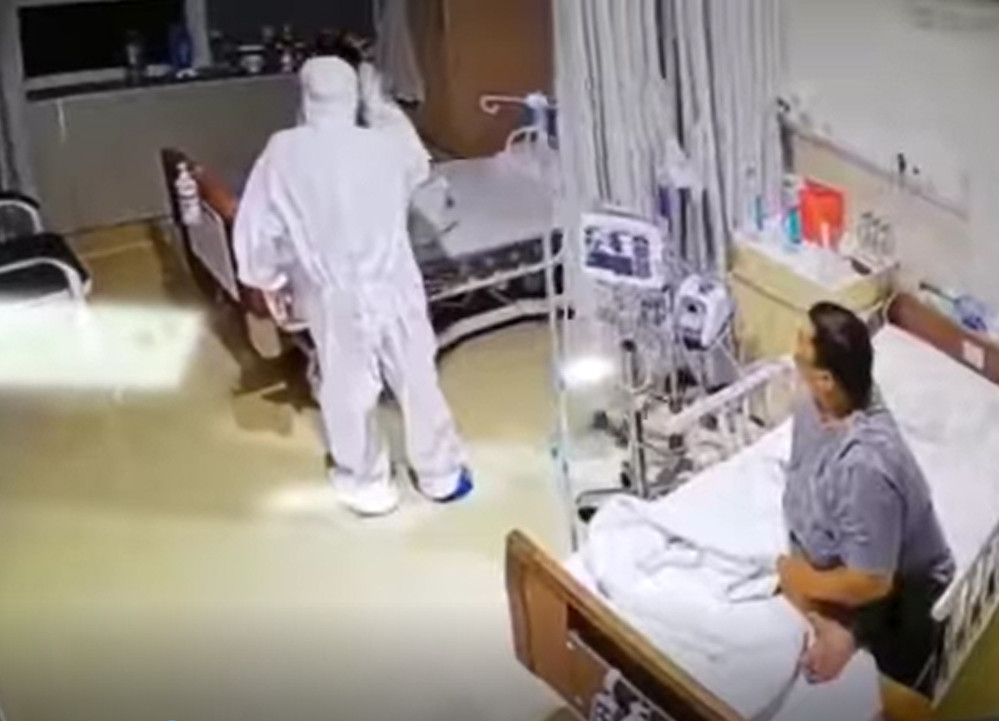 Theo đoạn clip ghi lại, do các y bác sĩ phải mặc đồ bảo hộ màu trắng, nên khi đến thăm bệnh nhân COVID-19 vào ban đêm vô tình khiến người bệnh tưởng nhầm là “ma”.