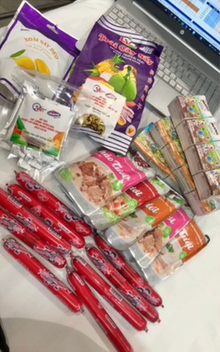 Tài khoản Yến Nhi đã từng chia sẻ về cuộc sống hàng ngày khi được cách ly tại đây, bệnh viện dã chiến ở đây có 2 tầng dành riêng cho nam và nữ. Không gian chữa bệnh được chia làm nhiều phòng, luôn vệ sinh sạch sẽ, sáng sủa.