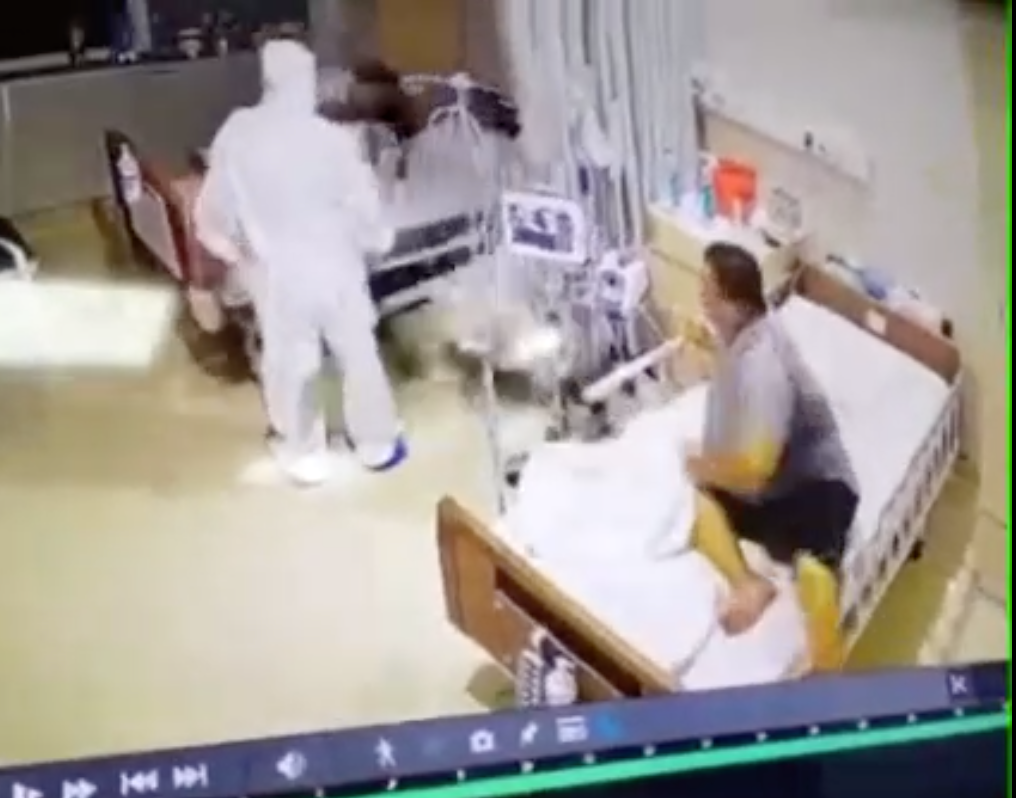 Vừa hét, chị vừa hoảng loạn tìm chỗ trốn ngay trên giường khiến bệnh nhân gần đó cũng phải bật dậy hoảng hốt.