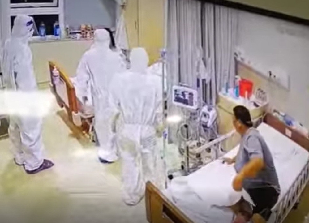 Chính vì vậy trong lúc đang ngủ, thấy bóng trắng lượn lờ đầu giường, người phụ nữ này ngay lập tức dùng hết công sức hét ầm lên.