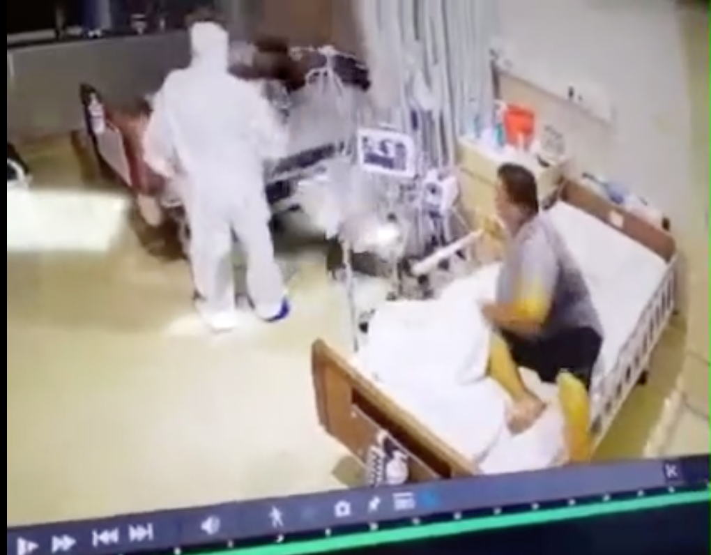 Phản ứng của người phụ nữ khiến bác sĩ ngơ ngác theo, phải nhanh tay mở rèm tránh sự hiểu nhầm. Vừa yêu cầu người phụ nữ bình tĩnh, bác sĩ vừa nhắc nhở chị mang khẩu trang vào.