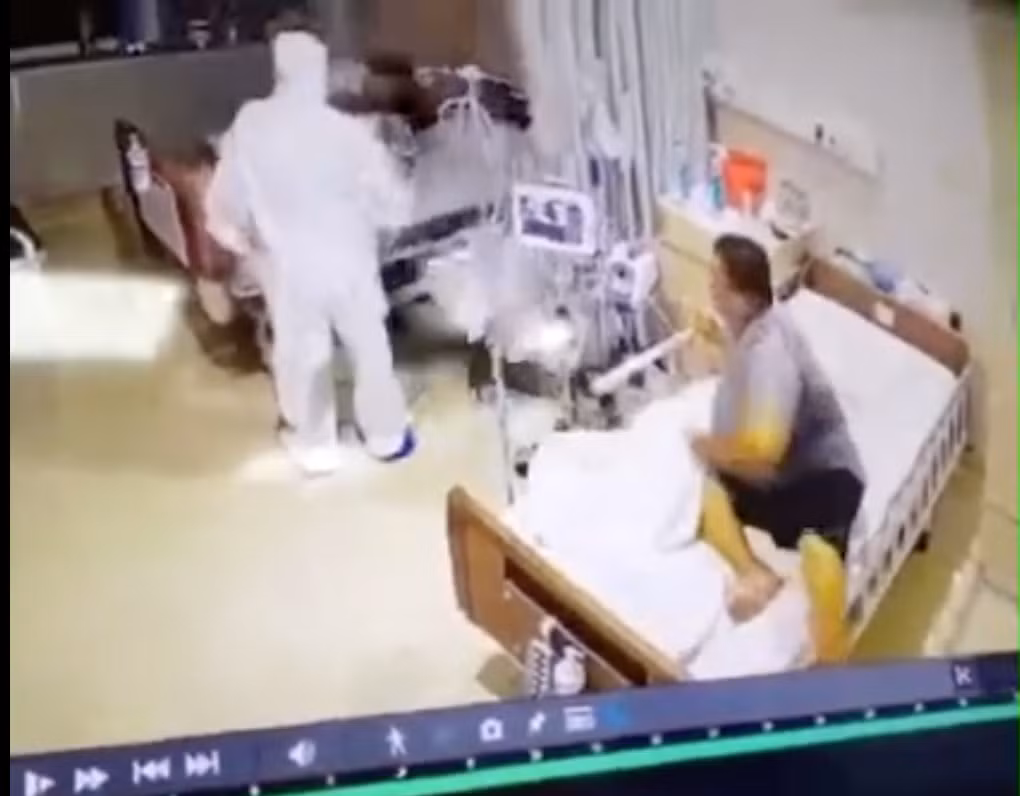 Phản ứng của người phụ nữ khiến bác sĩ ngơ ngác theo, phải nhanh tay mở rèm tránh sự hiểu nhầm. Vừa yêu cầu người phụ nữ bình tĩnh, bác sĩ vừa nhắc nhở chị mang khẩu trang vào.