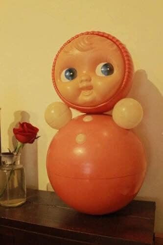 Con lật đật - "đồ chơi quốc dân" của trẻ em bấy giờ, hiện tại món đồ chơi này xuất hiện cực hiếm trong các gia đình. Ảnh: Tổng hợp