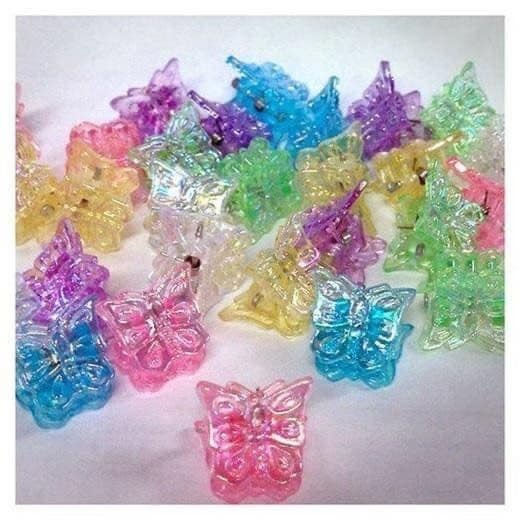 Kẹp bướm nhỏ xinh là chiếc kẹp mà hầu như cô gái nào cũng có trong túi đựng đồ buộc tóc.