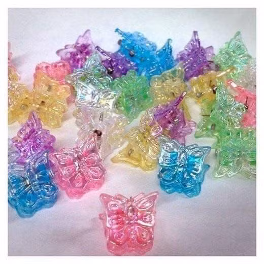 Kẹp bướm nhỏ xinh là chiếc kẹp mà hầu như cô gái nào cũng có trong túi đựng đồ buộc tóc.