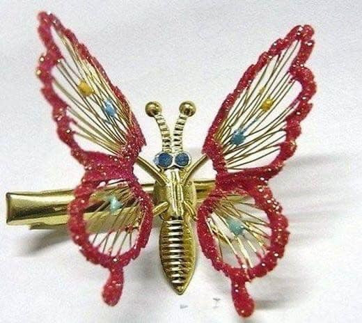 Chiếc kẹp mái với chú bướm có thể nói là món đồ tuổi thơ huyền thoại dành cho các bé gái bấy giờ.