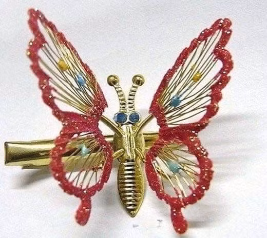 Chiếc kẹp mái với chú bướm có thể nói là món đồ tuổi thơ huyền thoại dành cho các bé gái bấy giờ.