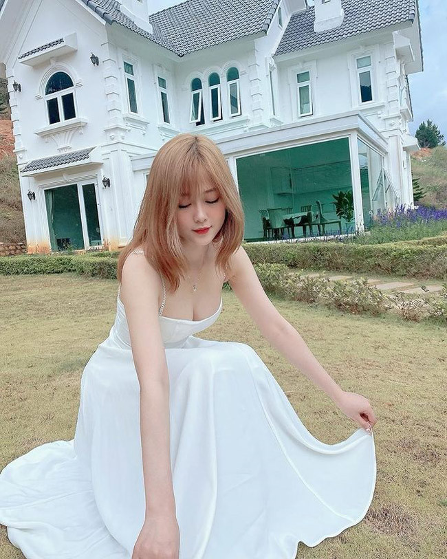 Bỏ qua những lời dèm pha của cư dân mạng, cô nàng luôn tập trung vào công việc và dành thời gian chăm sóc bản thân, gia đình. Ảnh: Tổng hợp